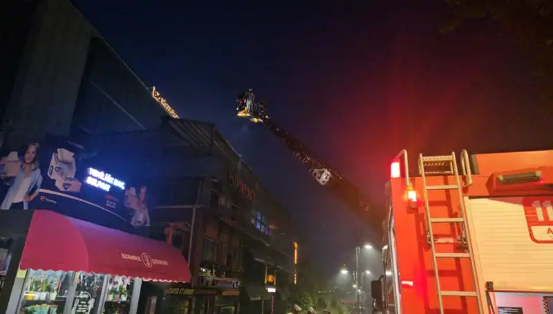 Beşiktaş'ta Yangın Korkuttu: 3 Katlı Restoranda Büyük Panik