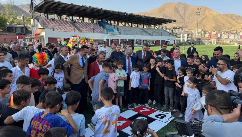 Hakkari'de Coşkuyla Başlayan Anadolu Şenliği: Gelenek ve Göreşler Şehri Sarıyor