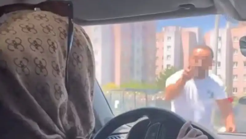 Trafikte Dehşet Anları: Araç Camına Yumruk Attı, Olay Sosyal Medyayı Salladı!