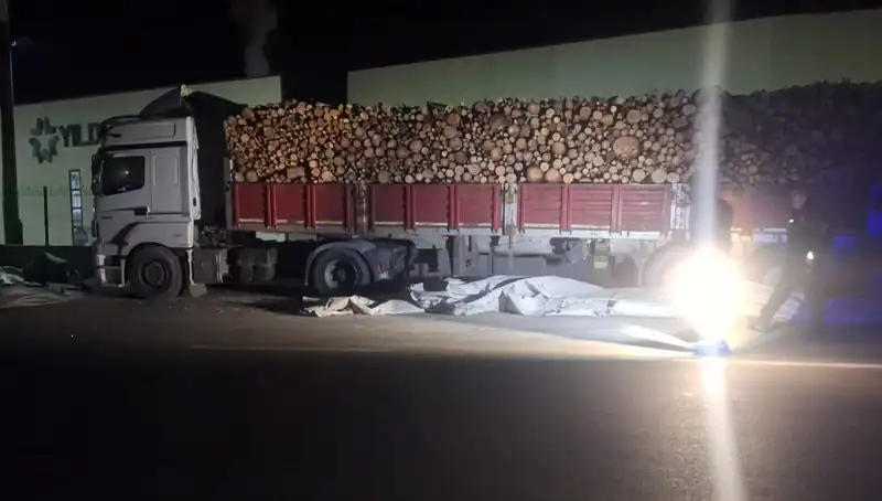 Brandayı Toplayan TIR Sürücüsüne Otomobil Çarpınca Korkunç Kaza!