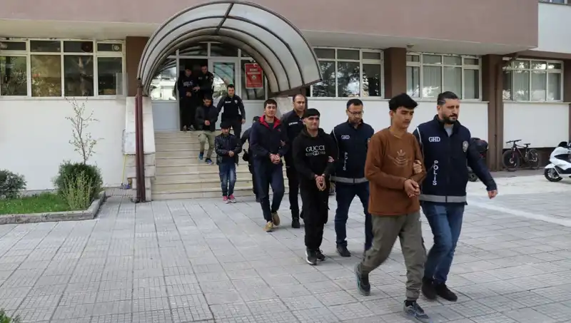 İki İlde 21 Düzensiz Göçmen Yakalandı: Türkiye’nin Sınır Güvenliği Test Ediliyor