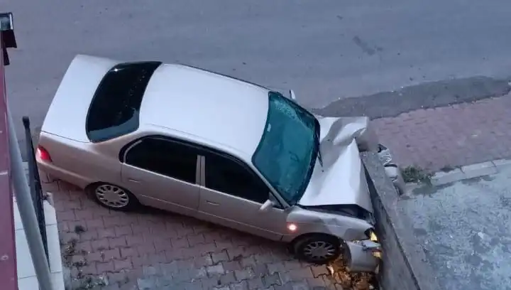 Kontrolü Kaybeden Araç Duvara Çarptı: Kaza Sonrası Şok Edici Görüntüler