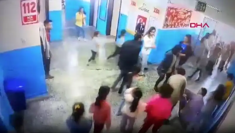 Bayılan Öğrenciyi Müdür Yardımcısı Zamanında Kurtardı: Okulda Panik Anları