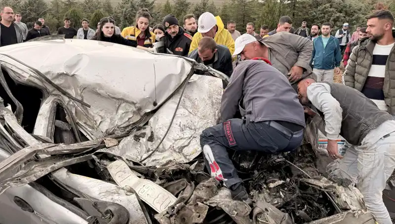 TIR ile Çarpışan Araç: Kağıt Gibi Ezilen Metal Yığını