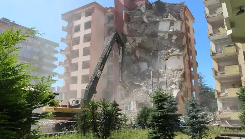 Deprem Değil, Dalgalar: Yıkılan Binaların Gerçek Hikayesi