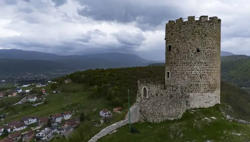 Bosna Hersek'teki Sokolac Kalesi: Tarihin Tanığı Zamana Direniyor
