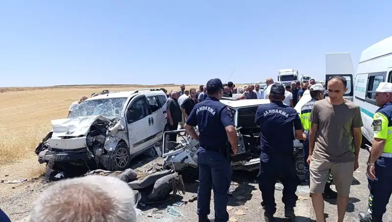 : Trafik Faciası: Otomobil ve Hafif Ticari Araç Çarpıştı, 4 Can Gitti