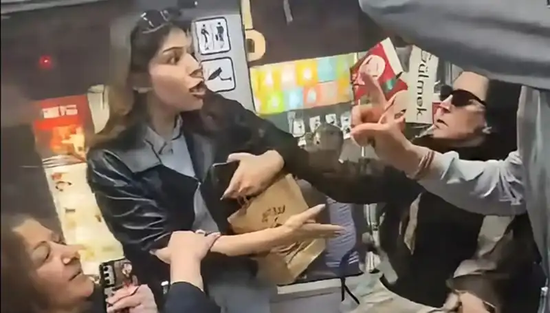 Tramvayda Kadınlar Arasında Yaşanan Tekmeli Kavga Gözler Önüne Serildi