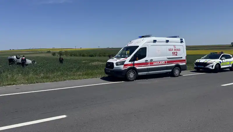Edirne'de Devrilen Otomobil Kazası: Sürücü ve Eşi Yaralı
