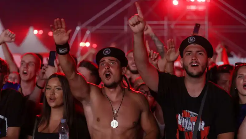 Thompson Konserinde Şok Eden Nazi Selamı Skandalı: Ne Oldu?