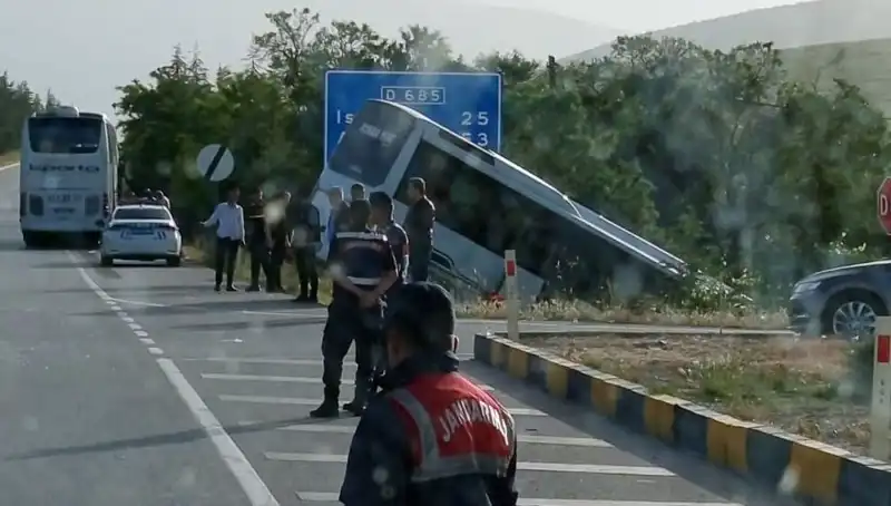 Isparta'da Tur Otobüsü ve Yolcu Otobüsü Çarpıştı: Yaralılar Hastanede