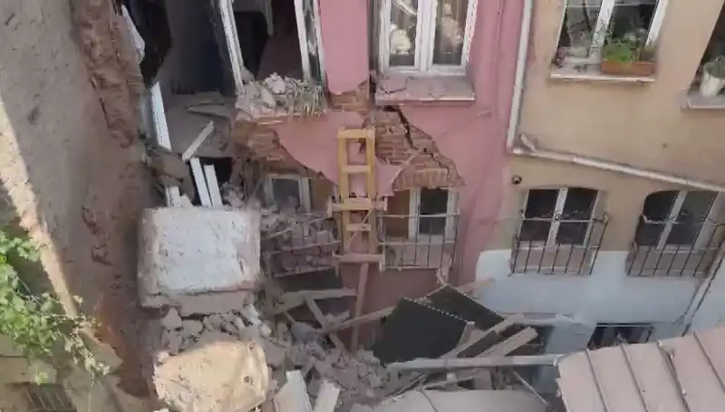 İstanbul'da Şok: Üç Katlı Binanın Balkonu Çöktü, Olay Yerinde Panik!