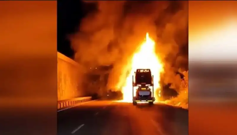 Otomobil Yüklü Tırda Korkutan Yangın: 8 Araç Alev Alev Yandı!