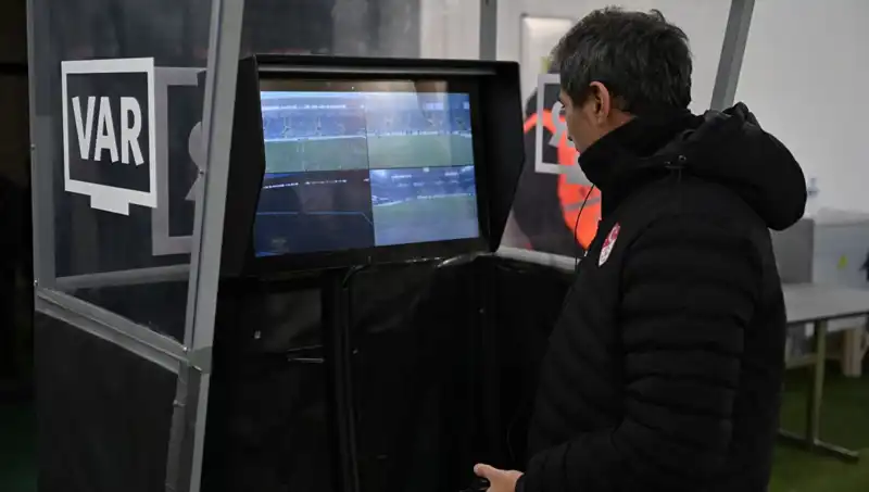Konyaspor-Galatasaray Maçına Özel: VAR Hakemi Piotr Lasyk Göreve Getirildi!