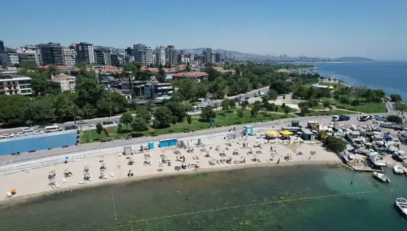 İstanbul’un Sıcak Yazı: Caddebostan Sahili Kalabalıklaştı