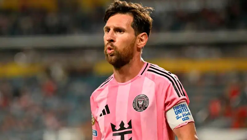 Messi'nin İlk Maçındaki Heyecan: Direkten Dönen Son Dakika Şutu