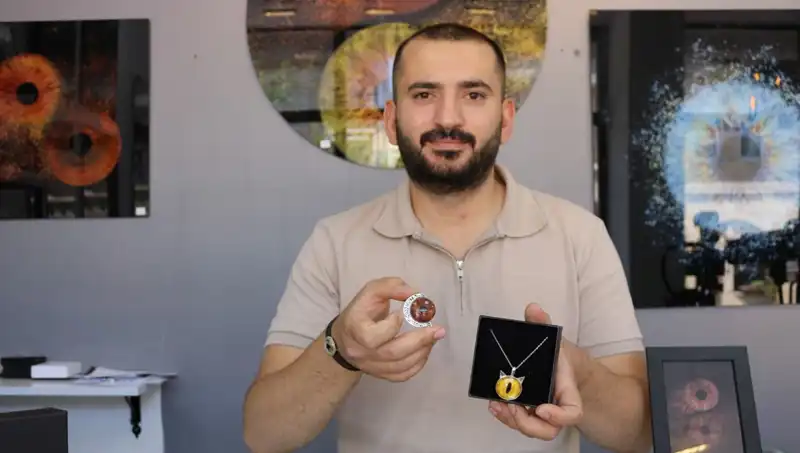 İris Fotoğraflarıyla Sanat Yaratan Birey: Takı ve Tablo İle Yenilikçi Bir Yaklaşım