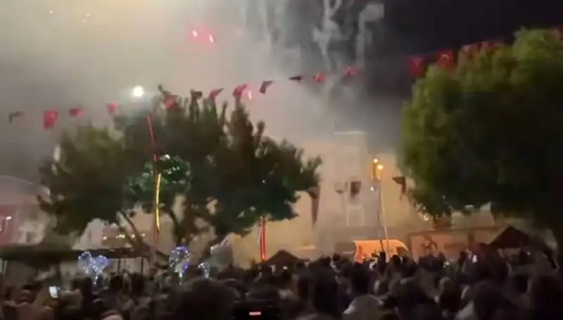 Havai Fiçek Gösterisi Hastanelik Etti: Bir Eğlence Seansı Nasıl Tehlikeye Dönüştü?