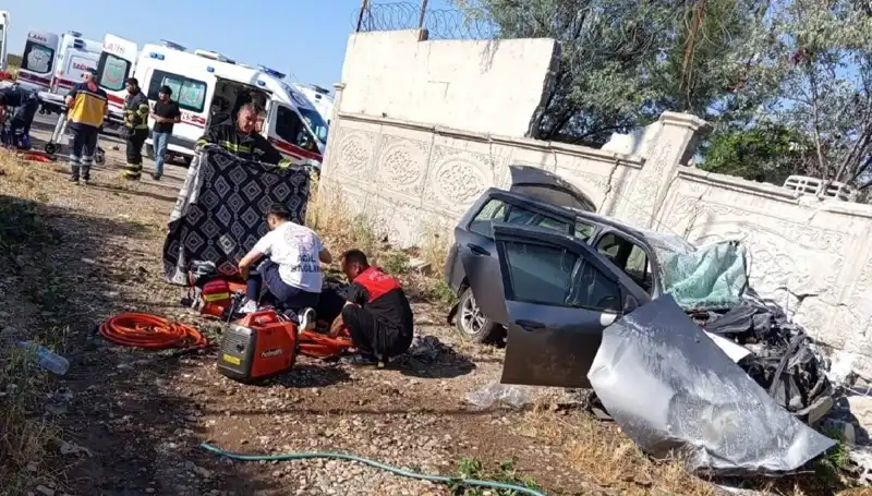 Lastiği Patlayan Araç Kaza Yaptı: 1 Kişi Hayatını Kaybetti, 6 Yaralı