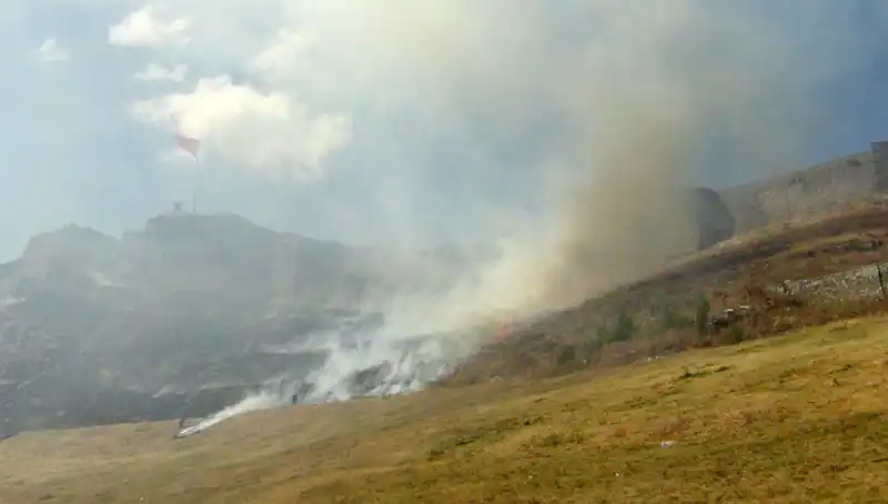 Kars Kalesi’nin Eteklerinde Korkutan Anız Yangını: Bölge Halkı Tedirgin Oldu