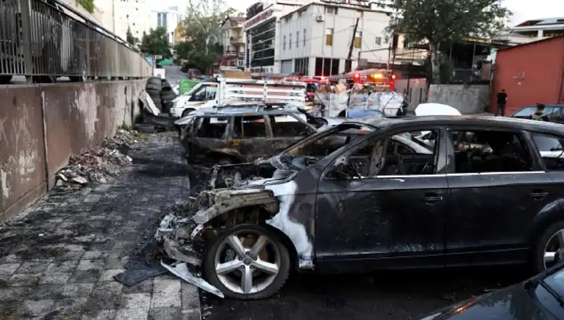 Sanayi Alanında Yangın: Tamir Bekleyen Araçlar Alev Alev Yandı!