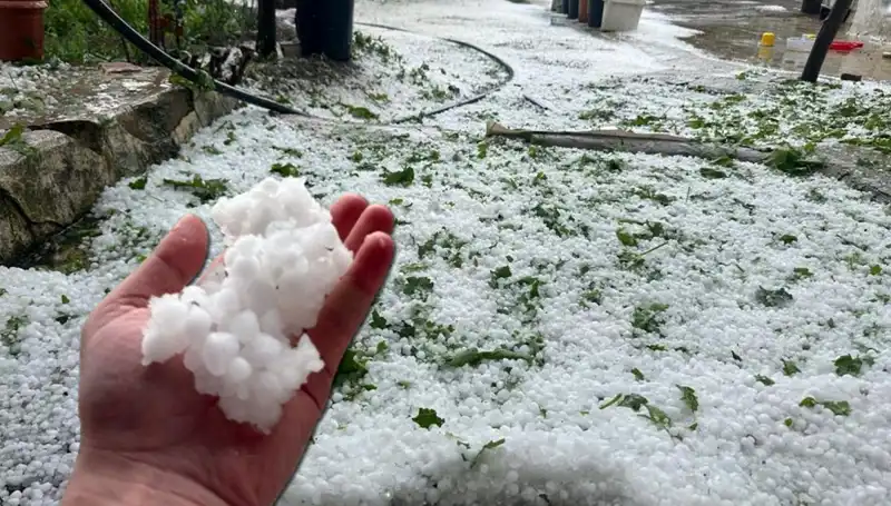 Haziran'da Yağan Dolu: Beyaz Bir Tabaka Oluştu!