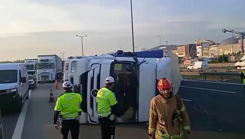 Pendik TEM Otoyolu’nda TIR Devrildi! İstanbul’a Giden Yolda Yoğun Trafik Uyarısı