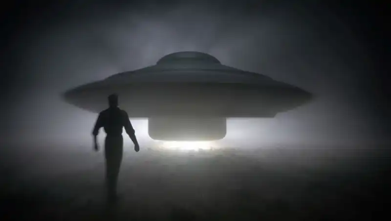 UFO Uzmanından Şok Uyarı: "Uzaylılar Masum İnsanları Hedef Alıyor"