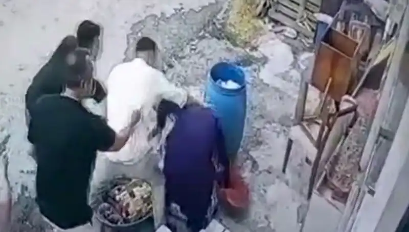 Başakşehir'de Bidon Tartışması Kanlı Bitti: Baba-Oğul 58 Yaşındaki Kadına Saldırdı