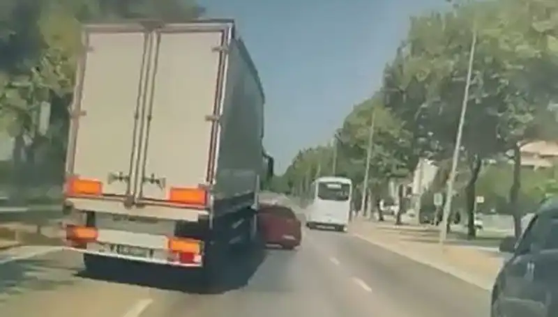 Bursa'da Kör Nokta Kazasında İki Araç Çarpıştı, Sürücüler Yaralandı