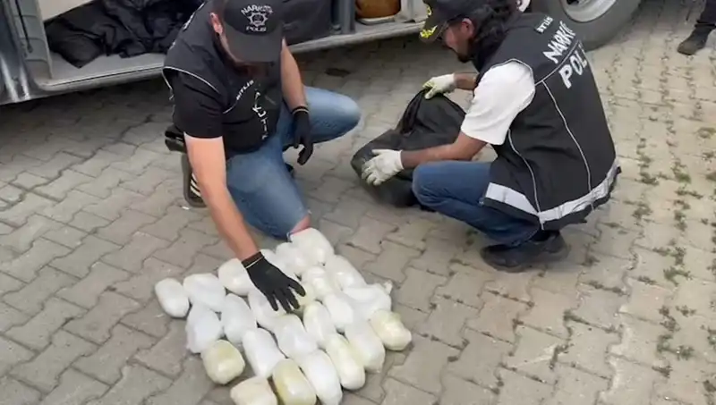 Yolcu Valizinde 13 Kilo Metamfetamin Bulundu: Uyuşturucu Kaçakçılığına Büyük Darbe