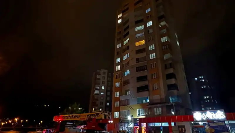 Yıldırımın Düşüşü: Apartmanın Çatısında Şok Edici Anlar