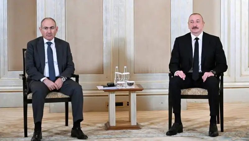 Aliyev ve Paşinyan, Abu Dabi'de Barış Sürecini Tartışmak Üzere Bir Araya Geldi